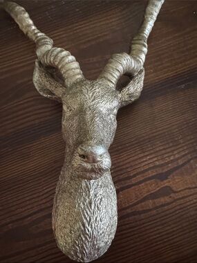 Antelope Horn deer wall mount decor in Metallic Gold by Sterling industries 🦌